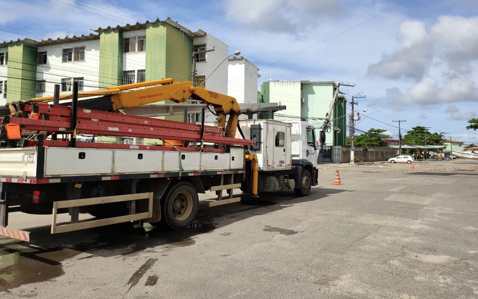 Carreta Bate Em Poste E Deixa Cerca De Pessoas Sem Energia Na Zona