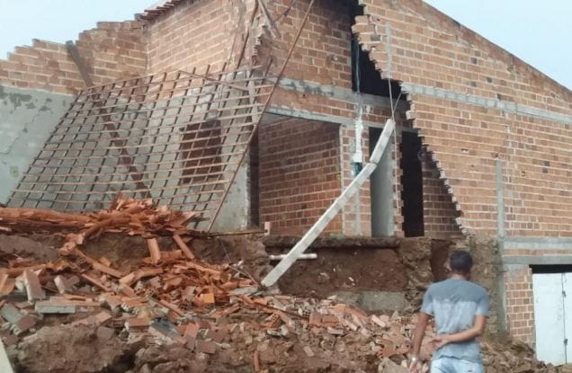 Após fortes ventos casa desaba em Porto da Folha