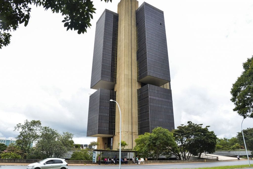 Bancos Pan BMG e Banrisul lideram ranking de reclamações ao BC