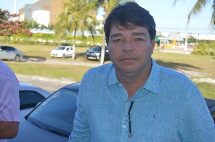 Bandidos armados rendem prefeito de Pirambu e levam carro
