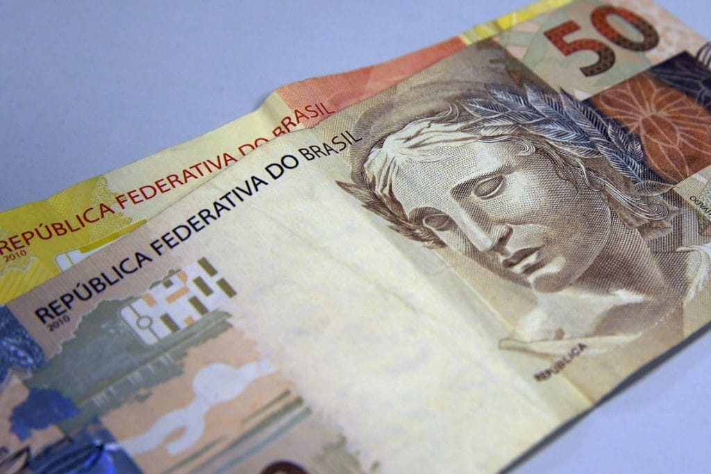 Bolsonaro assina MP que eleva salário mínimo para R 1.045