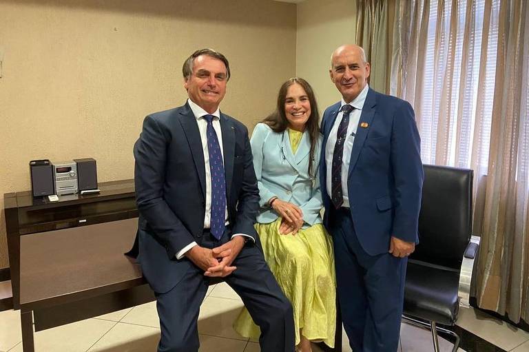 Bolsonaro diz estar com saudade de Regina Duarte e brinca que encontro será escondido de Michelle 1 Bolsonaro diz estar com saudade de Regina Duarte e brinca que encontro será escondido de Michelle