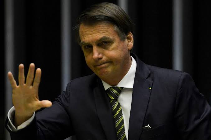 Bolsonaro dá entrada em hospital após passar mal durante voo