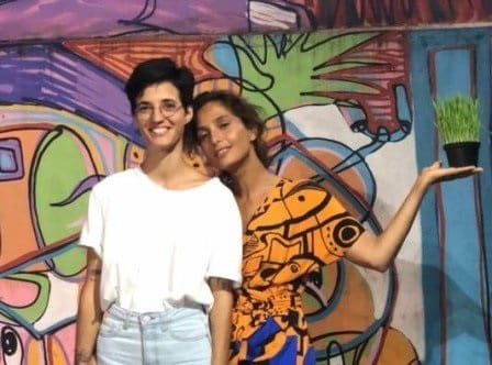 Camila Pitanga posta foro rara agarradinha à namorada