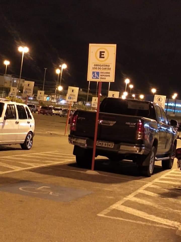 Carro do deputado Dr. Samuel Carvalho é estacionado irregularmente em shopping