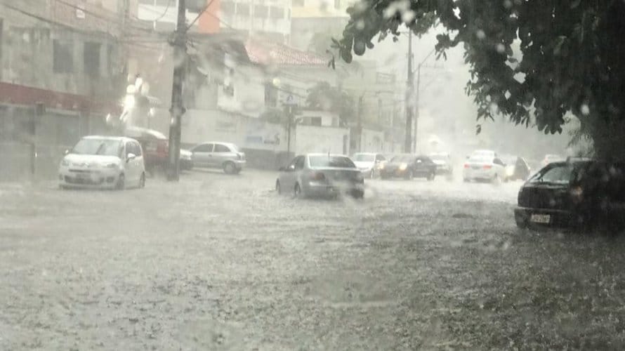 Chuvas causam alagamentos e transtornos na Bahia ciclone deixa estado em alerta