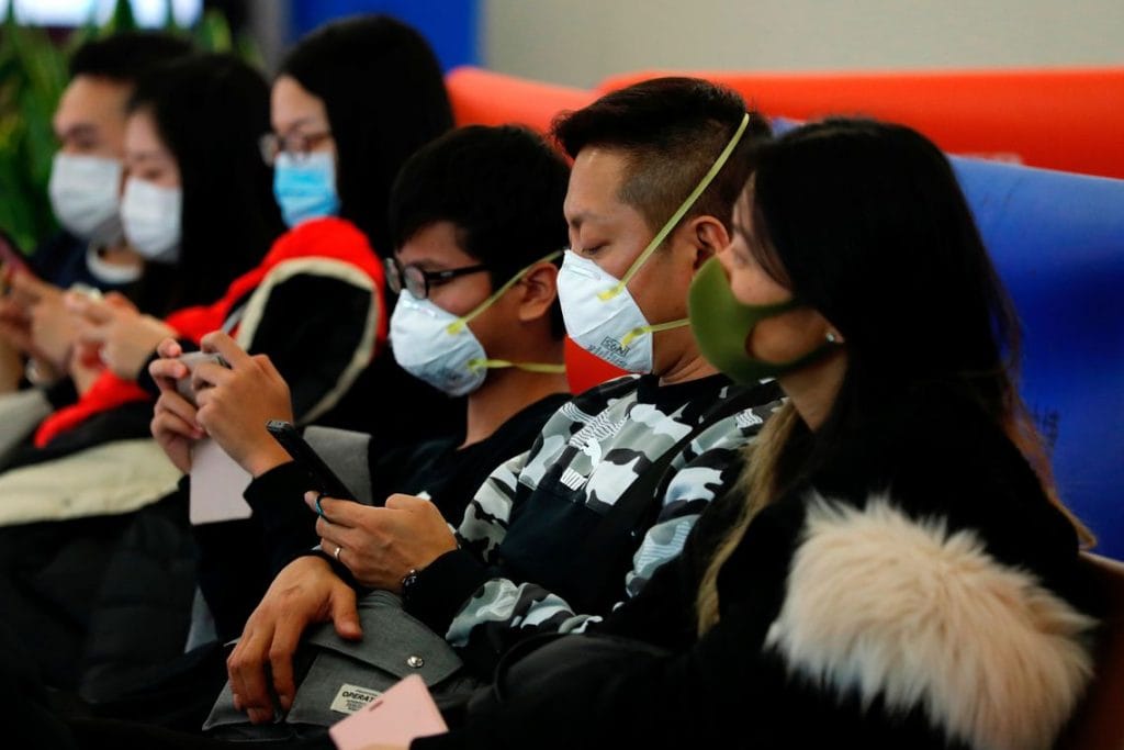 Casos de infecção por novo coronavírus passam de 2.700 na China 1 Coronavírus já matou 26 pessoas OMS mantém alerta permanente 1