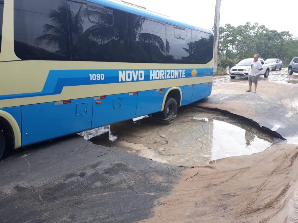 Cratera é aberta após rompimento de tubulação na Avenida José Vicente