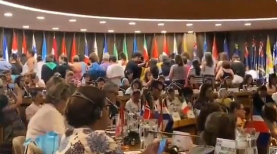 Damares discursa em evento no Chile e plateia vira de costas em protesto veja vídeo