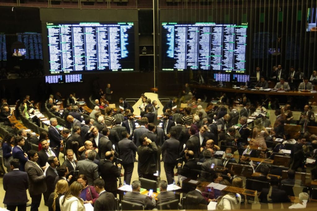 Divisão do fundo eleitoral deve beneficiar antigos políticos