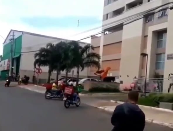 Entregadores do DF protestam contra PM que agrediu motoboy
