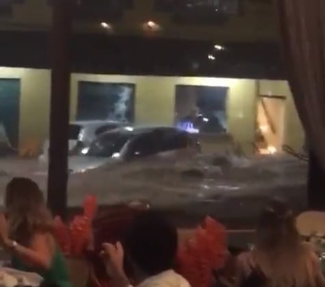 Enxurrada arrasta carros enquanto clientes jantam em restaurante em MG veja vídeo