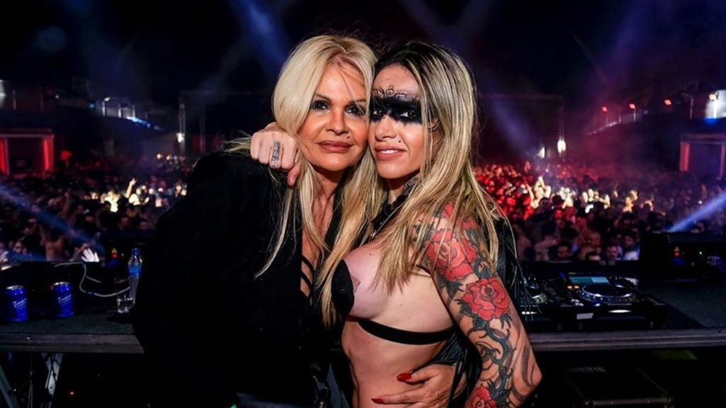 Esposa de Monique Evans raspa o cabelo durante show em boate gay