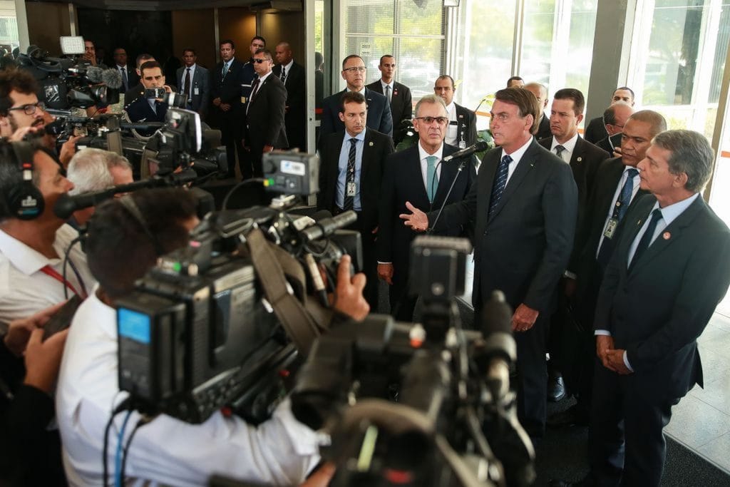 Governo estuda mudar cobrança de imposto sobre combustíveis para baratear preço diz Bolsonaro