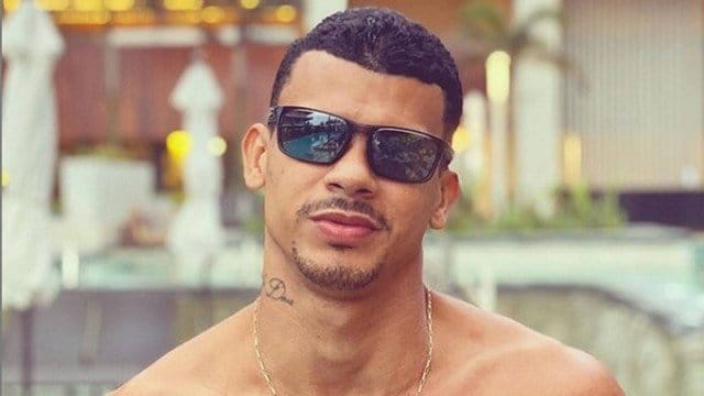 Irmão do jogador Lucas Paquetá é filmado segurando fuzil em comunidade
