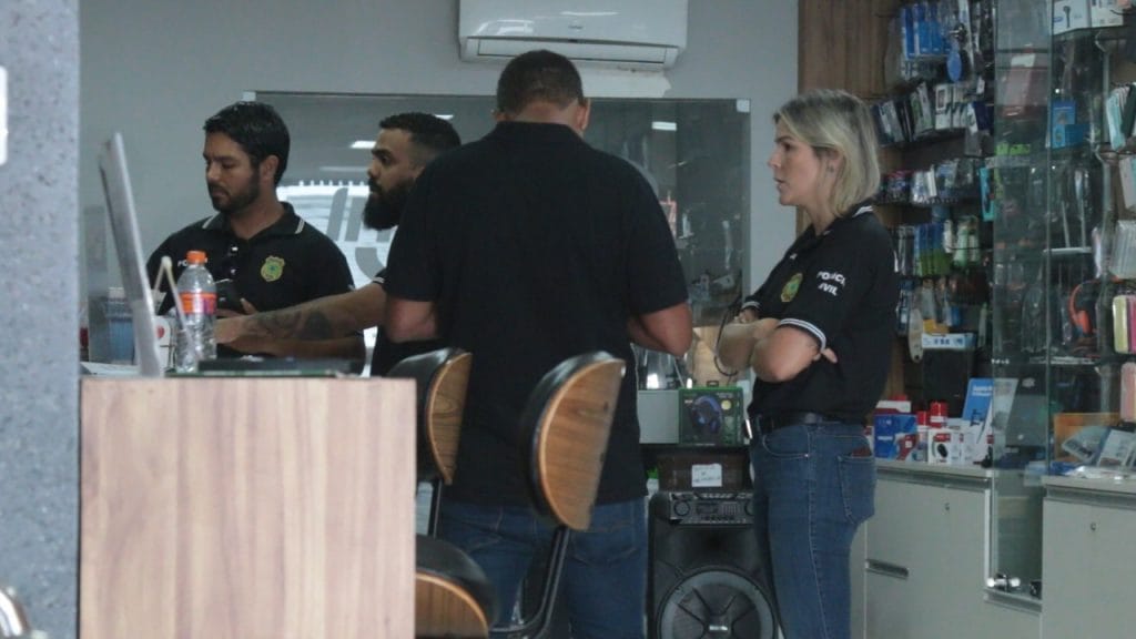 Loja de celulares é alvo de operação policial em Aracaju dono foi conduzido
