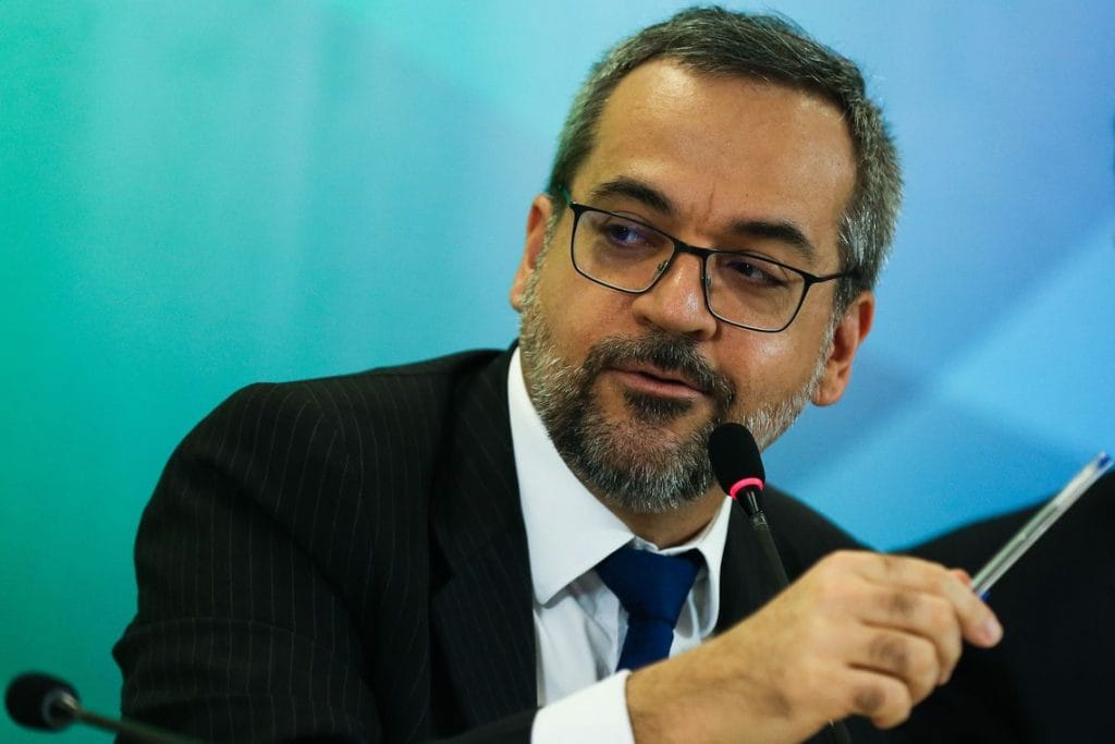 MEC admite erros na correção de notas do ENEM
