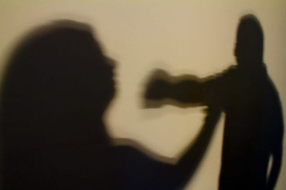 Menina mata homem a tijoladas após tentativa de estupro