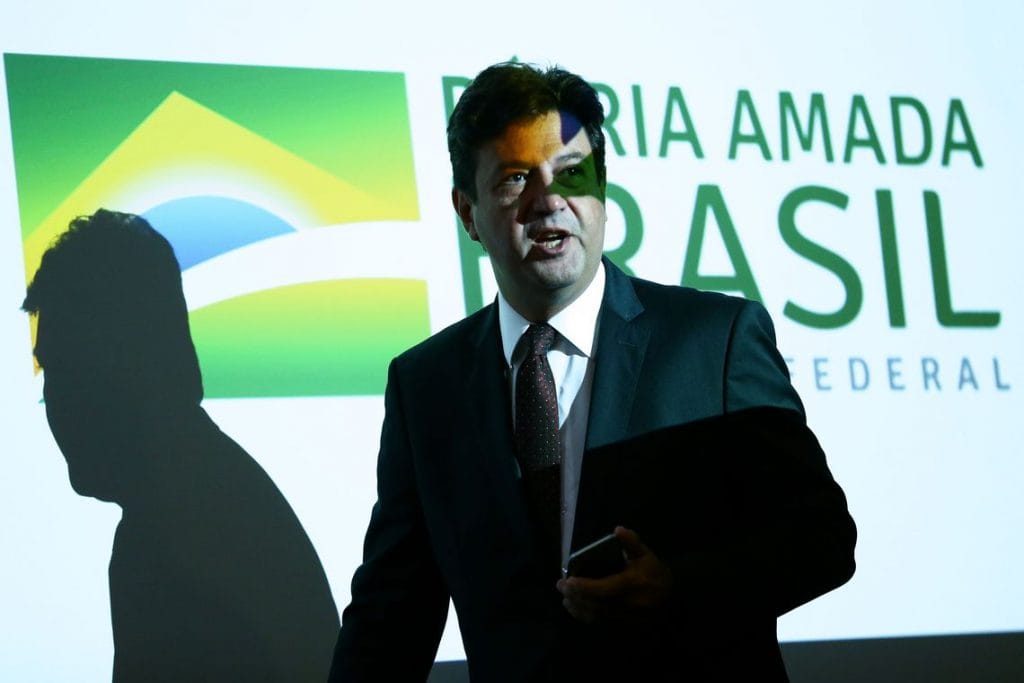 Ministro confirma primeiro caso suspeito de coronavírus no Brasil 1