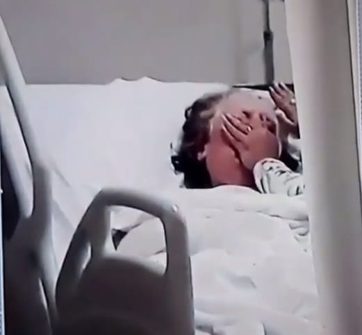 Mulher é presa após tentar matar a mãe em leito de hospital veja vídeo