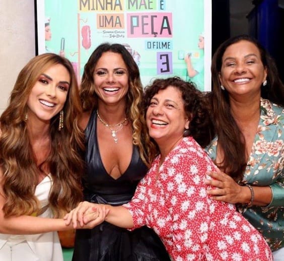 Nicole Bahls e Viviane Araújo posam abraçadas após brigas no passado