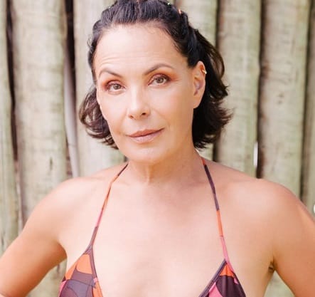 Nua Carolina Ferraz celebra chegada aos 52 anos veja