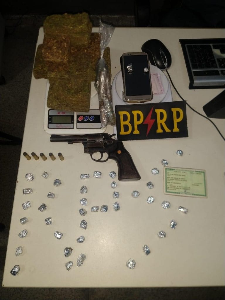 Policiais apreenderam mais de dez quilos de drogas em operação neste final de semana