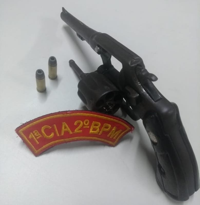 Policiais prendem homem armado após agredir a ex mulher em Muribeca