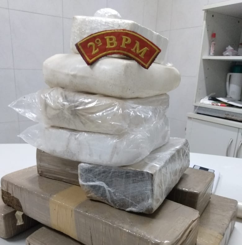 Polícia aprende 10 kg de drogas em Muribeca