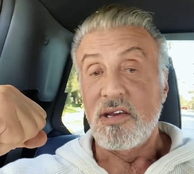 Sylvester Stallone impressiona com visual grisalho veja vídeo