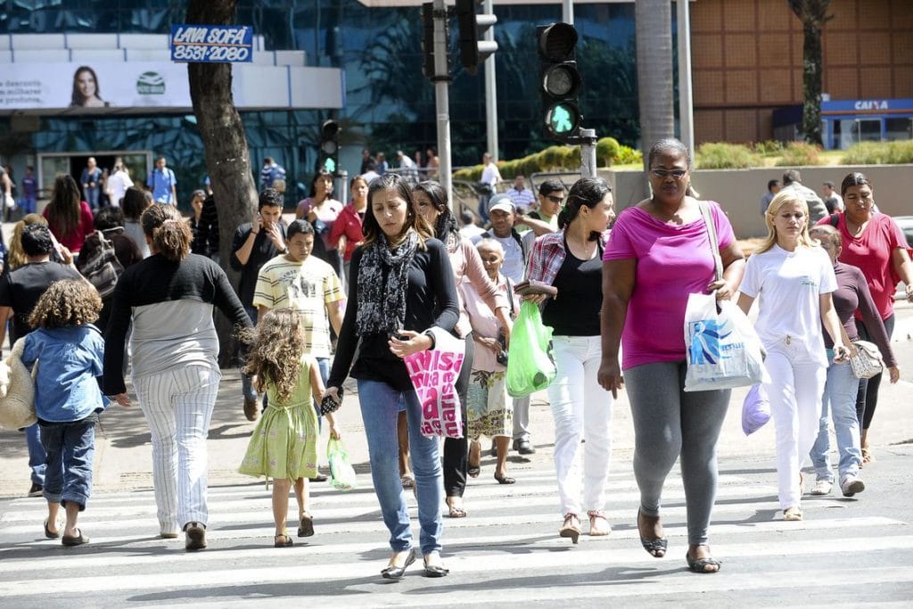 Taxa de desemprego cai no país fecha 2019 em 119