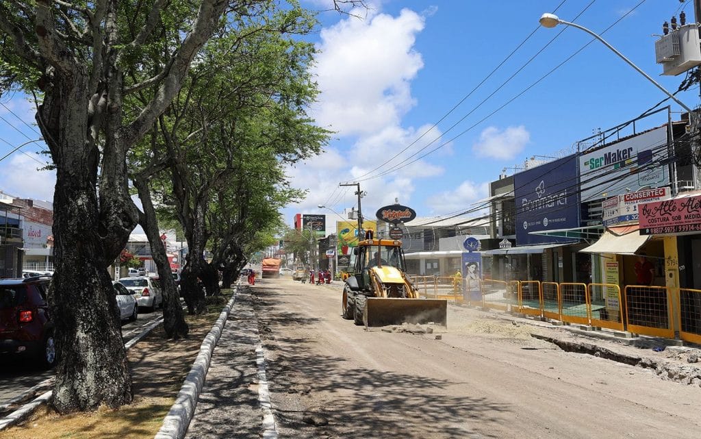 Trecho de avenidas continuam com interdições em Aracaju neste sábado 18