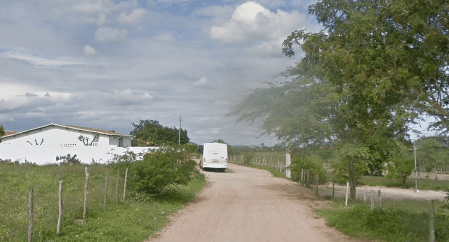 Três ficam feridos em colisão entre caminhão e moto no Canindé de São Francisco