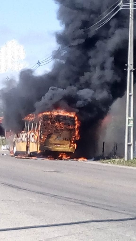 Ônibus é atingido por chamas na Zona de Expansão de Aracaju 1