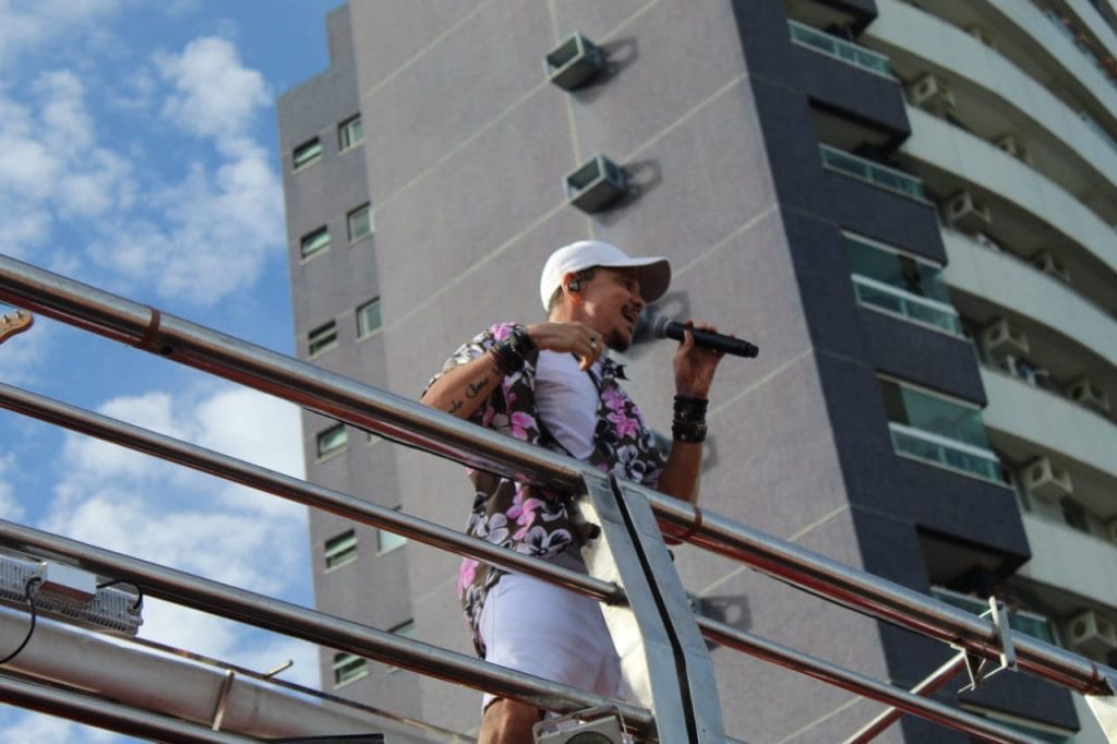 Após atraso Netinho inicia desfile e anima uma multidão na Beira Mar 1