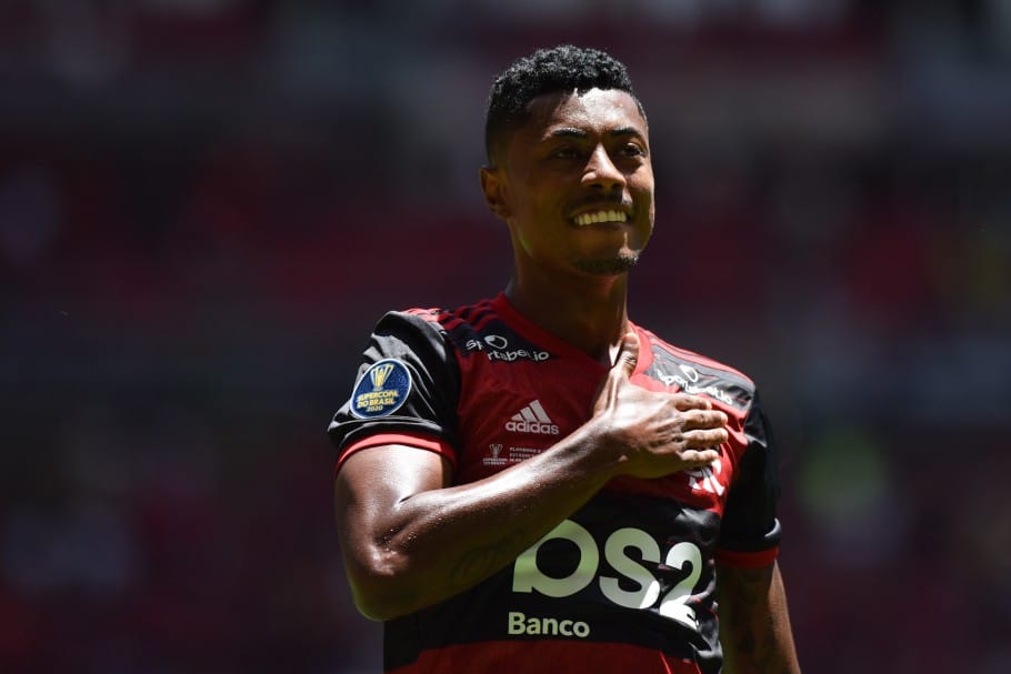 Atacante do Flamengo recusa o bafômetro e leva multa por dirigir sem carteira