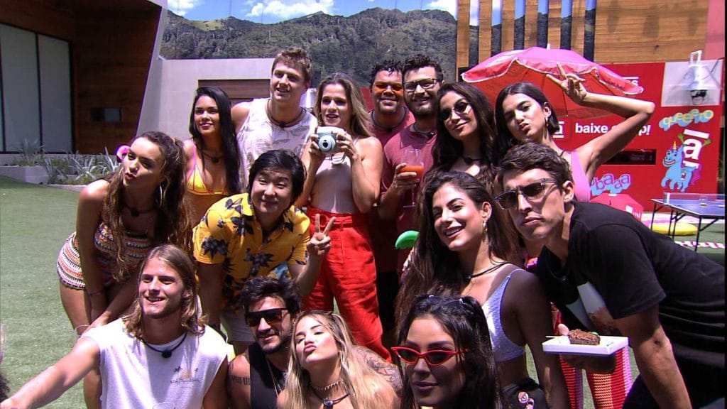 BBB20 realiza festa regada a comida após crise de fome de participantes