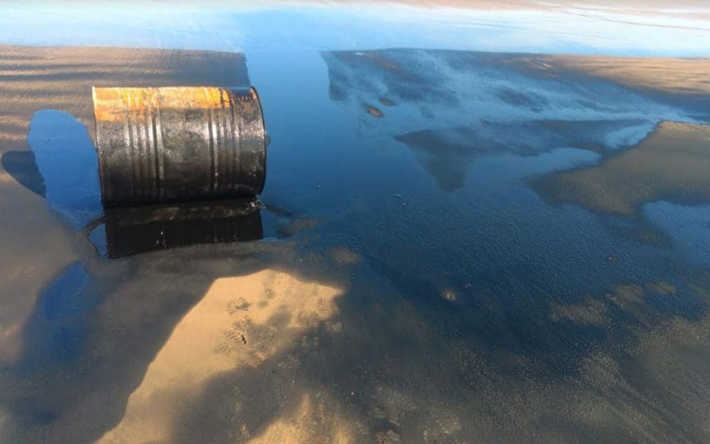 Barril de óleo é encontrado na Praia do Jatobá