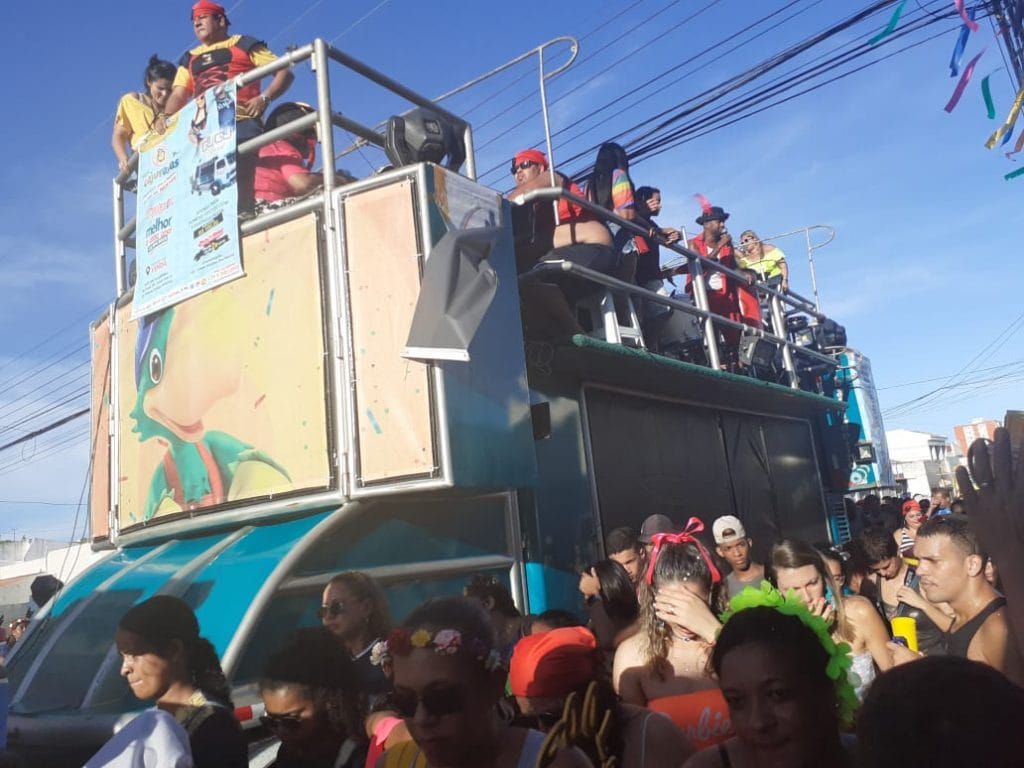 Bloco rasgadinho arrasta multidão pelas ruas de Aracaju1