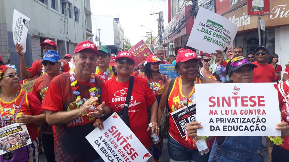 Bloco siri na Lata leva protestos para ruas de Aracaju