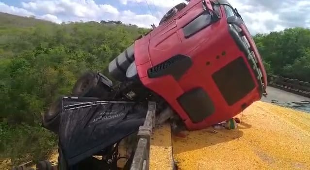 Caminhão fica pendurado em ponte entre Simão Dias e Pinhão
