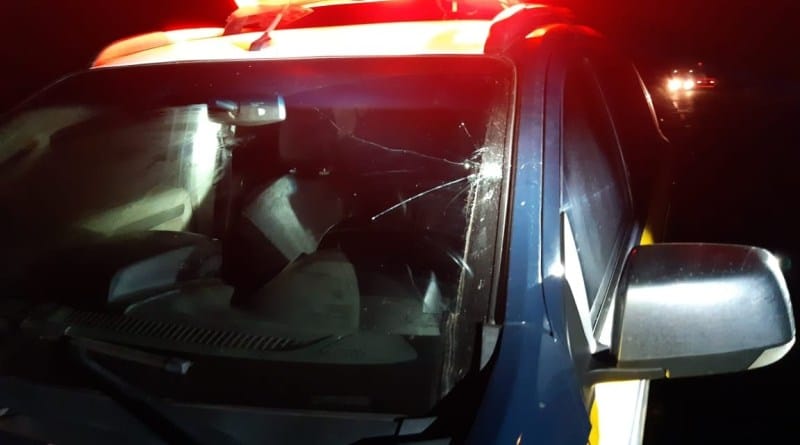 Caminhão tomba policiais tentam impedir saque e são apedrejados em