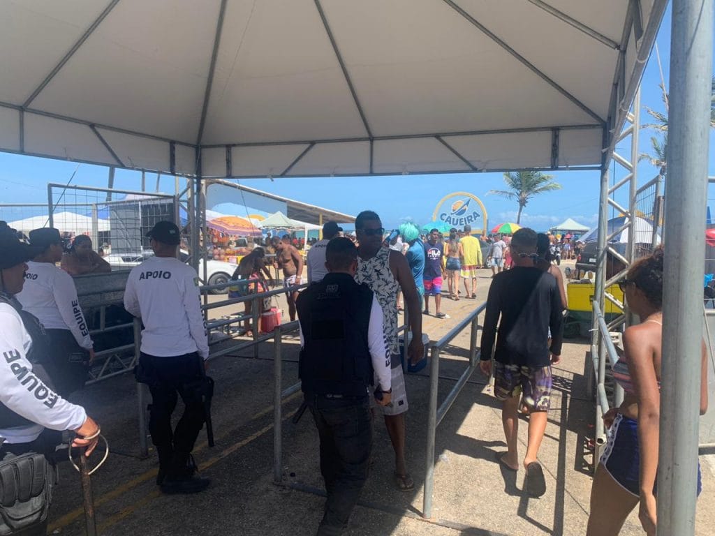 Carnaval Agentes apreendem facas e tesouras na praça de shows na Caueira