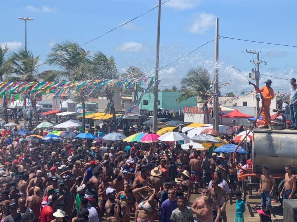 Carnaval Carro pipa refresca público na Caueira