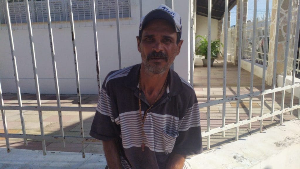 Catadores de latinhas aproveitam o Rasgadinho para ganhar renda extra