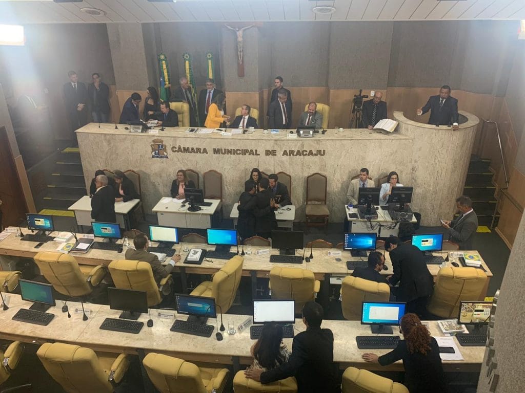Câmara de Aracaju aprova homenagens em sessão extraordinária