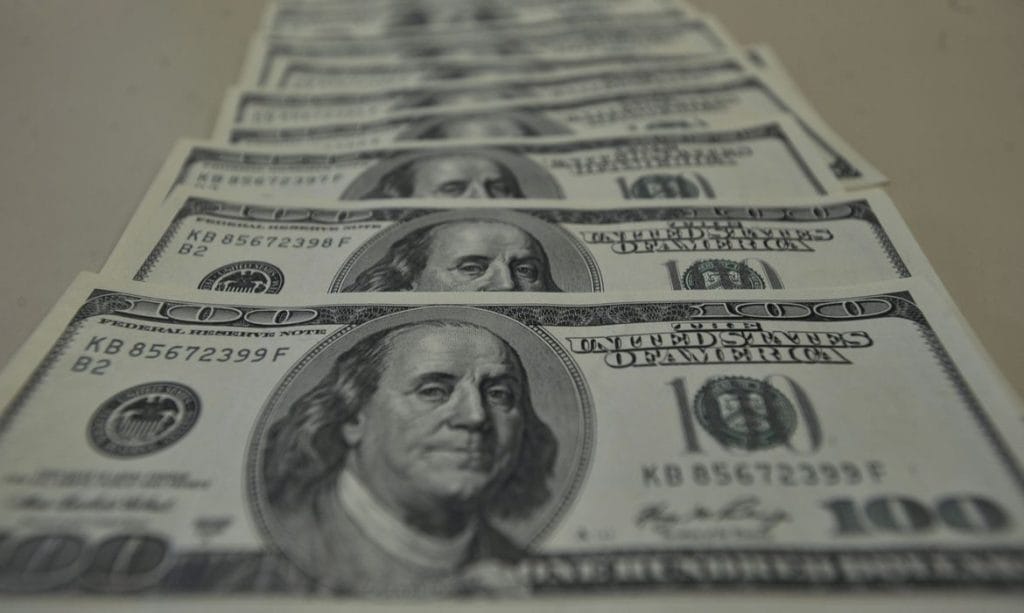 Dólar volta a bater recorde mas bolsa recupera se e sobe