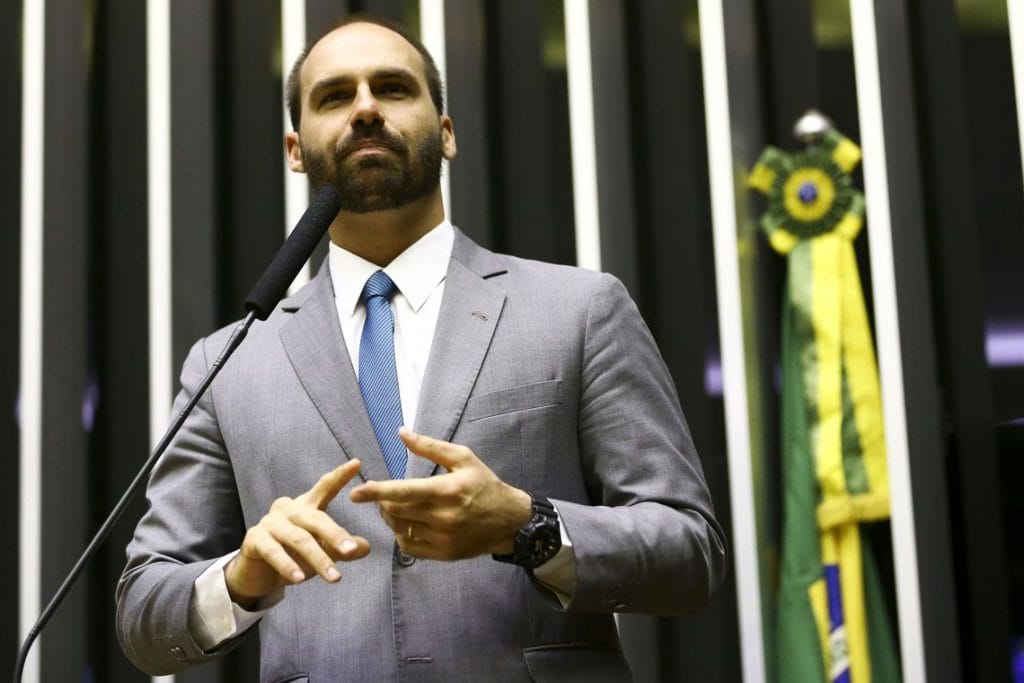 Eduardo Bolsonaro chama apresentadora de reporterzinha após ela comparar PMs a capitães do mato