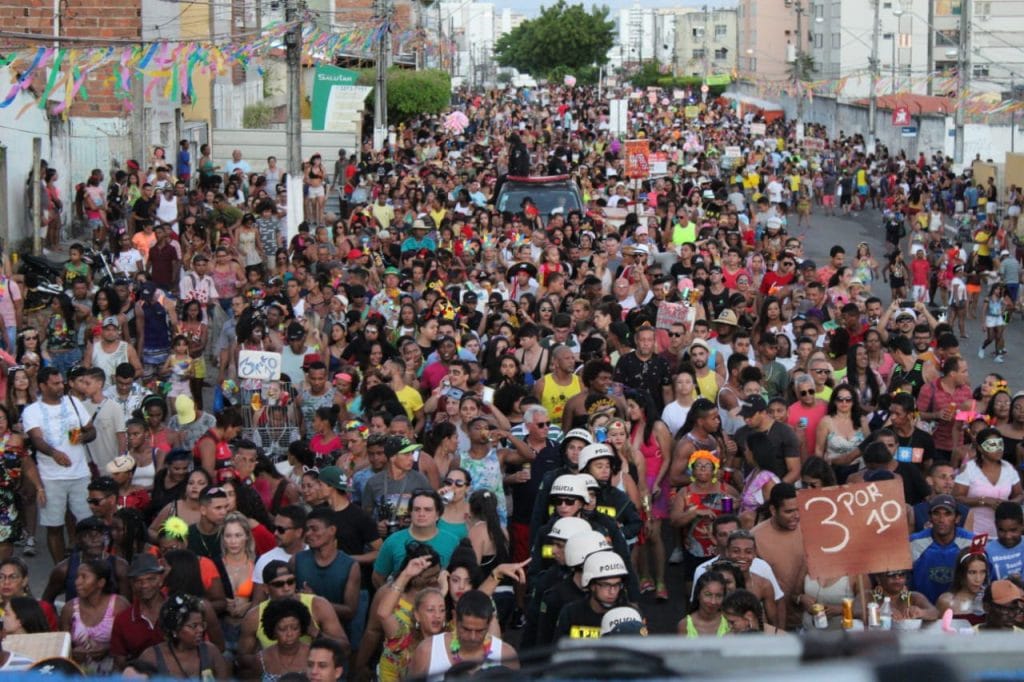Em clima de despedida foliões participam do último dia do bloco Rasgadinho