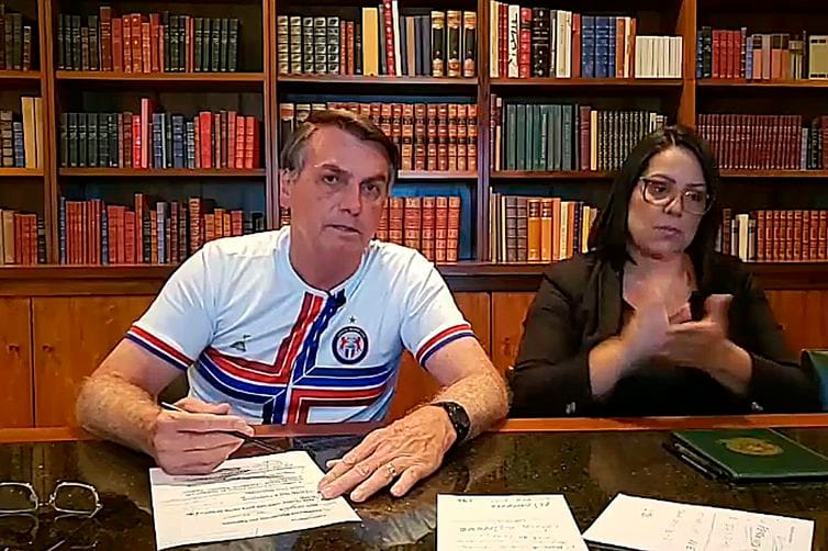 Em live Bolsonaro pede serenidade e afirma que respeita os Poderes